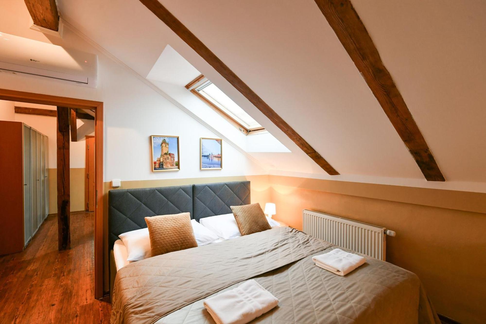 Amazing Charles Bridge Apartment Прага Экстерьер фото