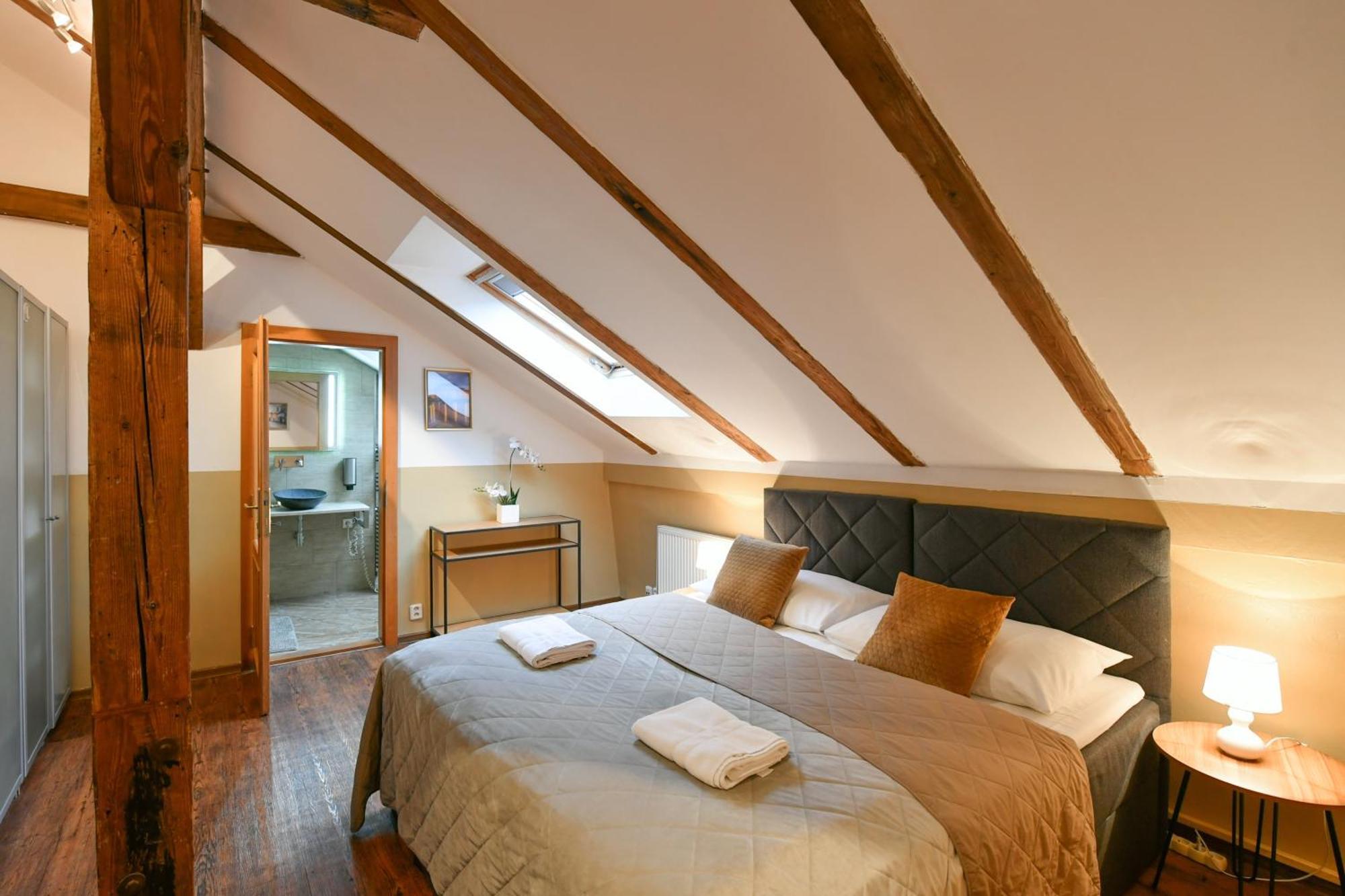 Amazing Charles Bridge Apartment Прага Экстерьер фото