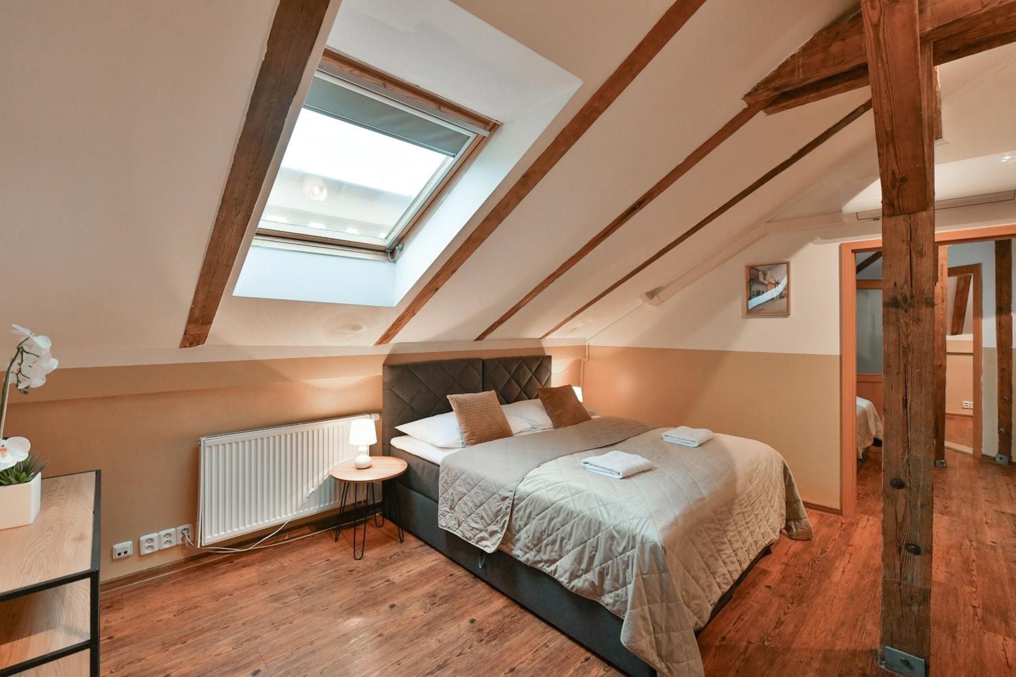 Amazing Charles Bridge Apartment Прага Экстерьер фото