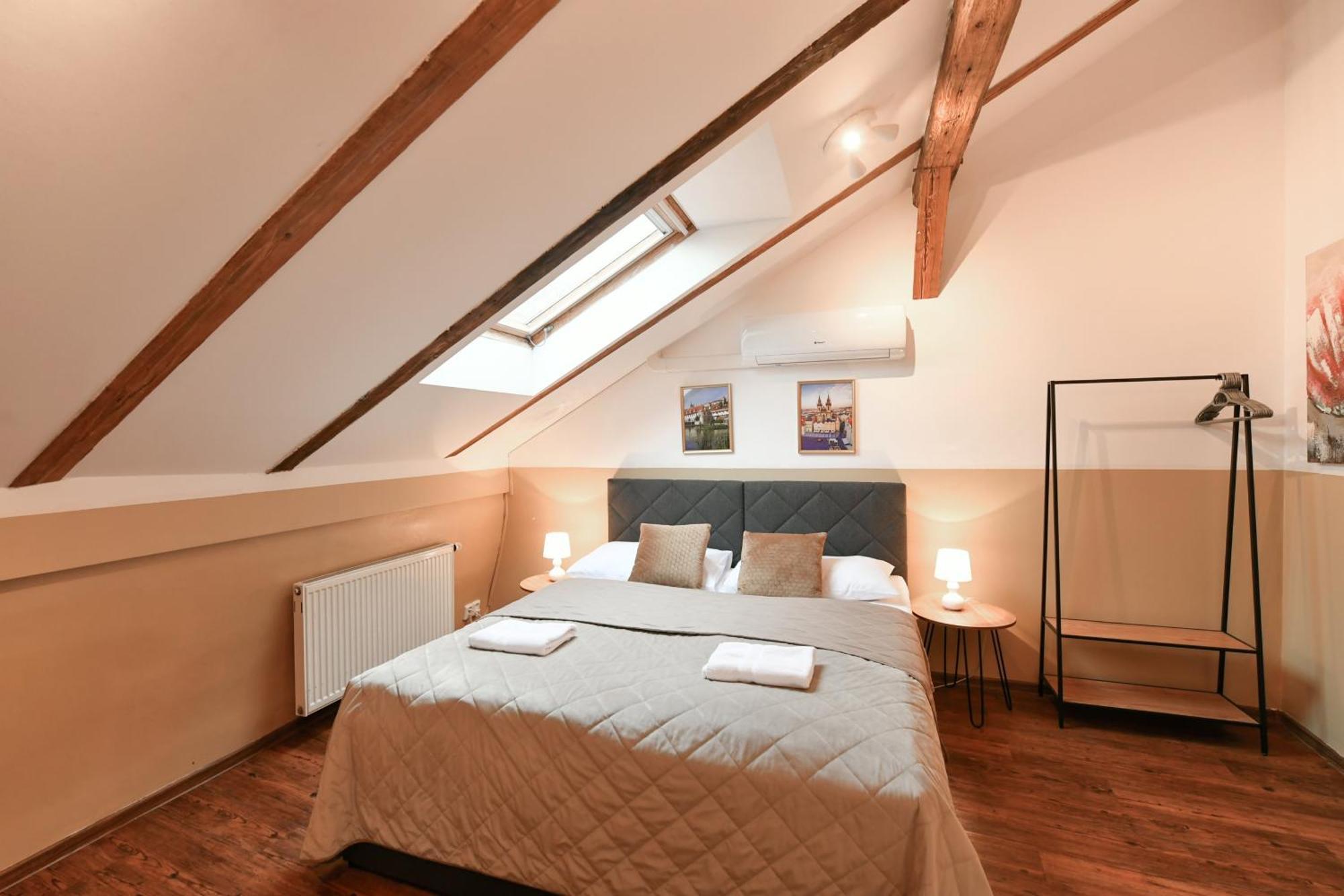 Amazing Charles Bridge Apartment Прага Экстерьер фото