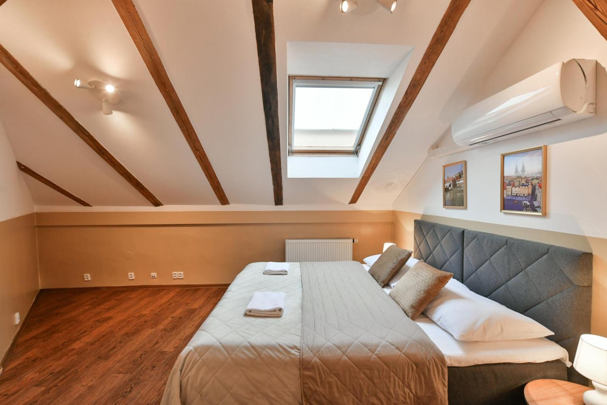 Amazing Charles Bridge Apartment Прага Экстерьер фото