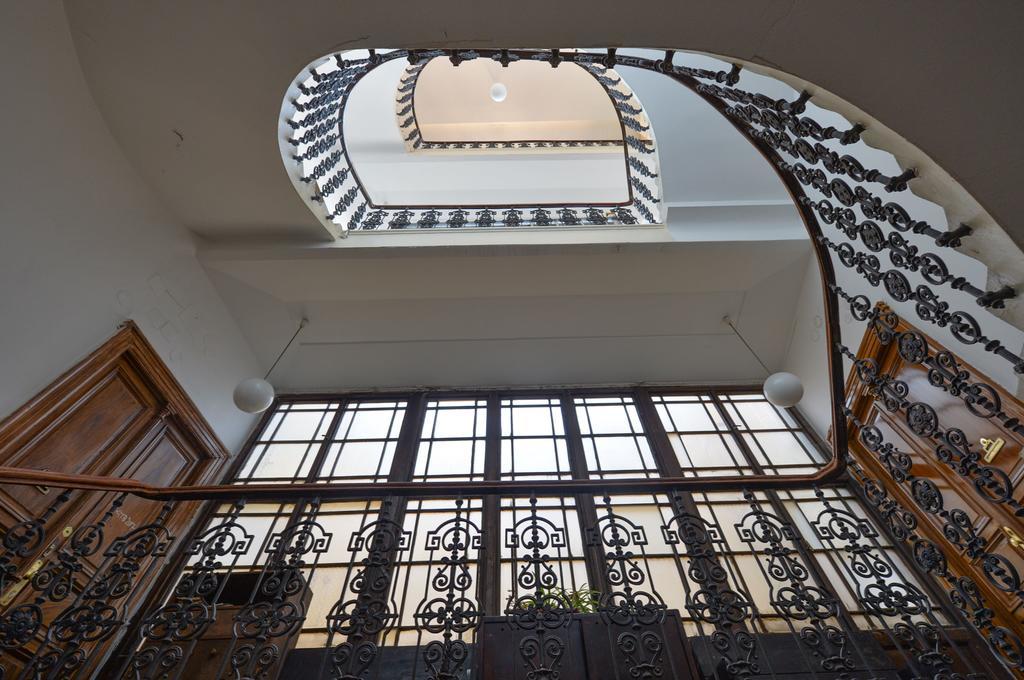 Amazing Charles Bridge Apartment Прага Экстерьер фото